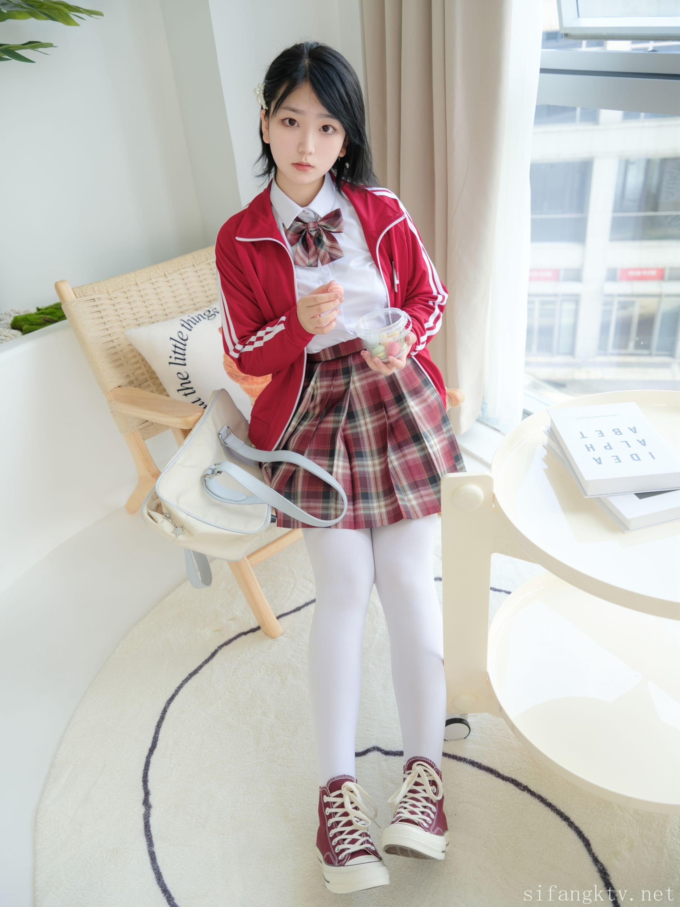 校园制服百褶裙线条勾勒内里迷人爆乳美胸身段